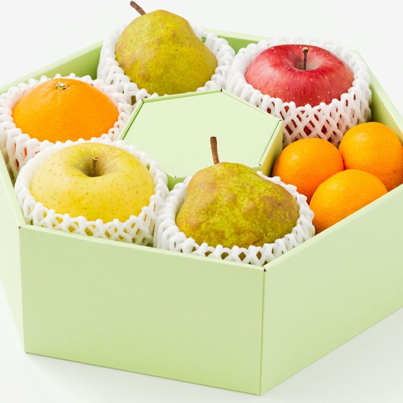 国産ラ・フランス（2玉）、紅まどんな（1玉）、りんご（2種各1玉）、みかん（3玉）